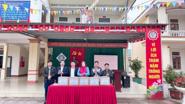 Tổ chức trao tặng sách cho thư viện sách trường tiểu học và trường mần non xã Hương Xuân