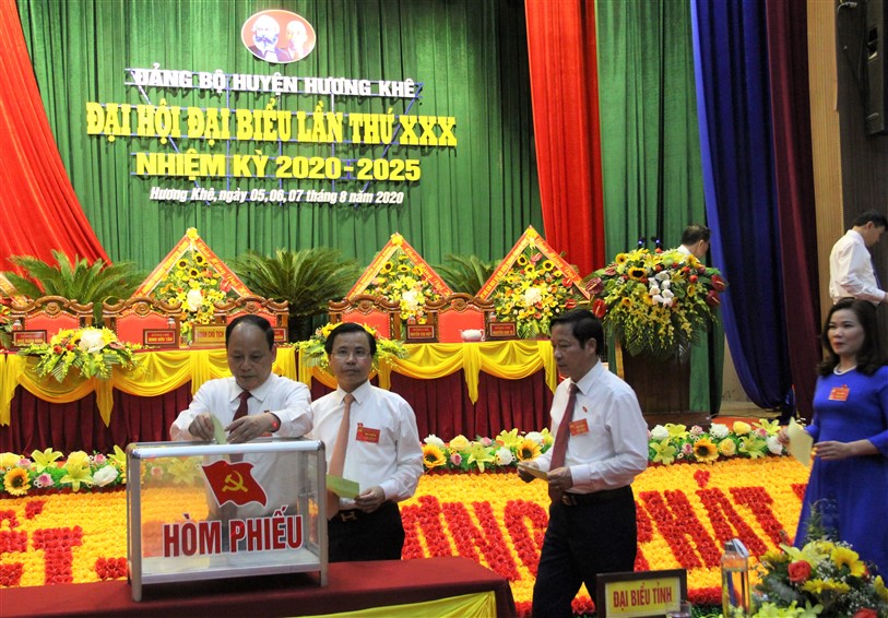 Đồng chí Lê Ngọc Huấn, được bầu giữ chức Bí thư Huyện ủy Hương Khê nhiệm kỳ 2020 - 2025