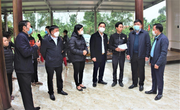 Phó Chủ tịch UBND huyện thăm hỏi gia đình bị cháy nhà tại Hương Xuân.