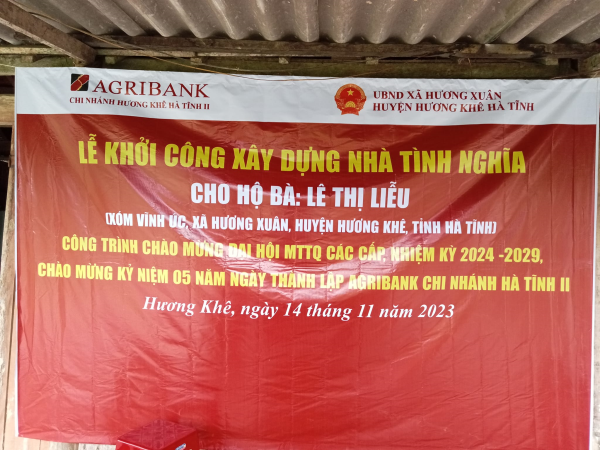 Ngân hàng Agribank chi nhánh Hương Khê trao tặng hỗ trợ 50 triệu xây dựng nhà ở cho hộ nghèo