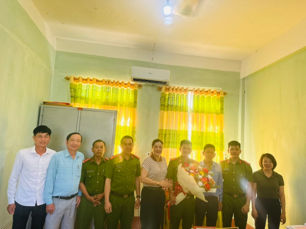 Đảng ủy, chính quyền, MTTQ và các đoàn thể xã Hương Xuân gặp gỡ tặng hoa chúc mừng lực lượng Công an